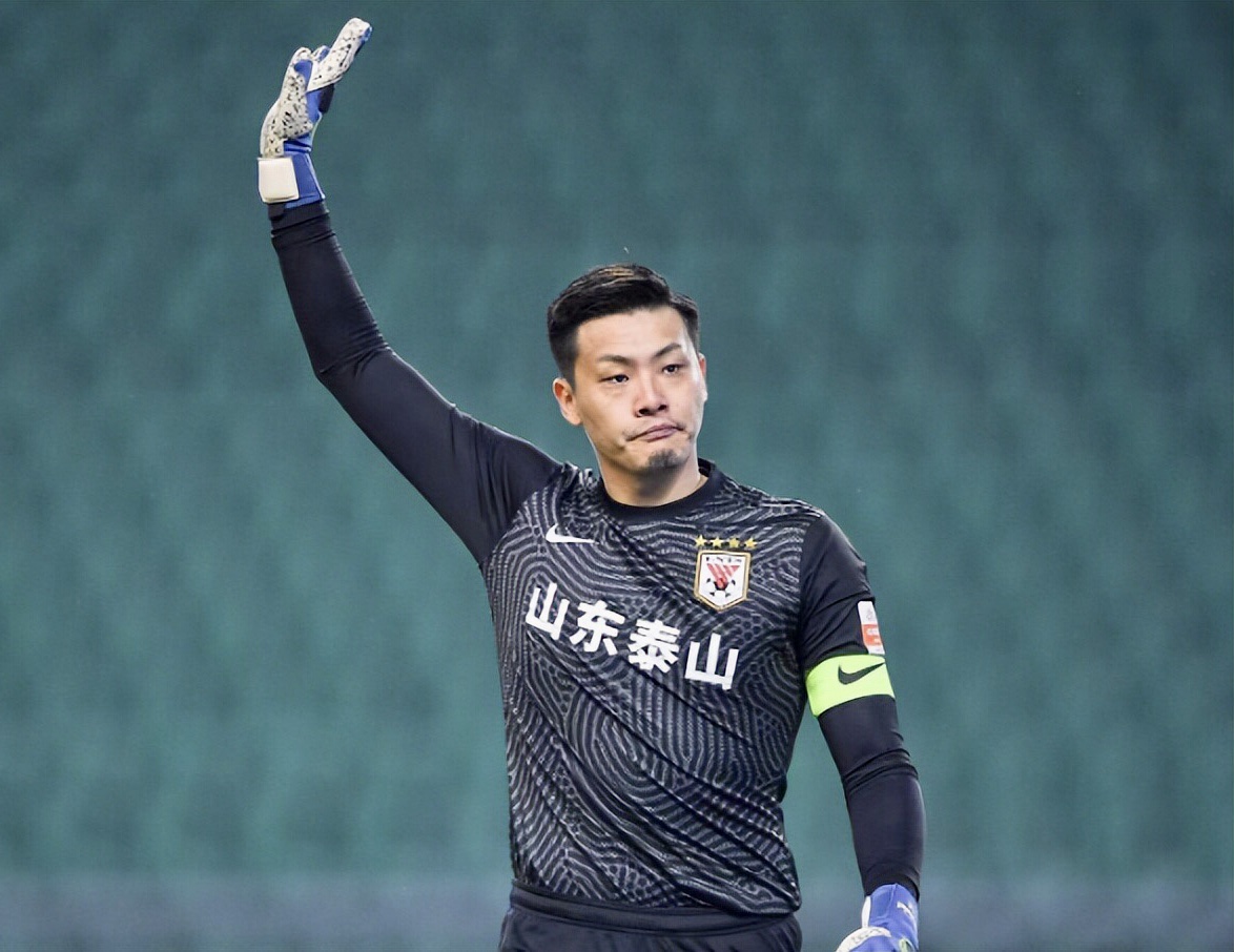 山东泰山训练开放日，冲刺阶段临场应变引欢呼，法甲在即，年轻球员得到机会(山东泰山广东奥林奥体中心训练)
