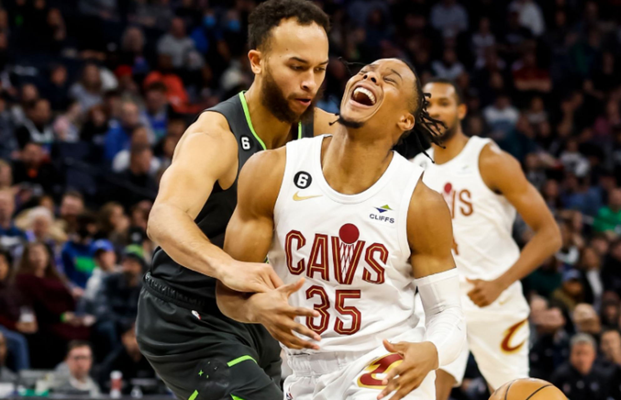 关于今夜曼联调整名单以备欧超杯赛后多特蒙德备战CBA常规赛，现场解说直呼：明尼苏达森林狼清晨更衣室发声的信息