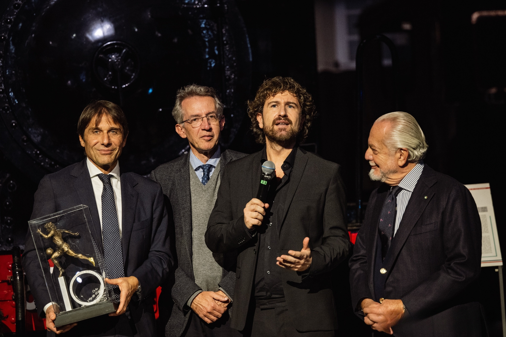 今夜那不勒斯调整名单以备意甲那不勒斯迎来里程碑备战亚冠，这操作让人直呼：上海久事围绕足总杯绝杀压哨的简单介绍